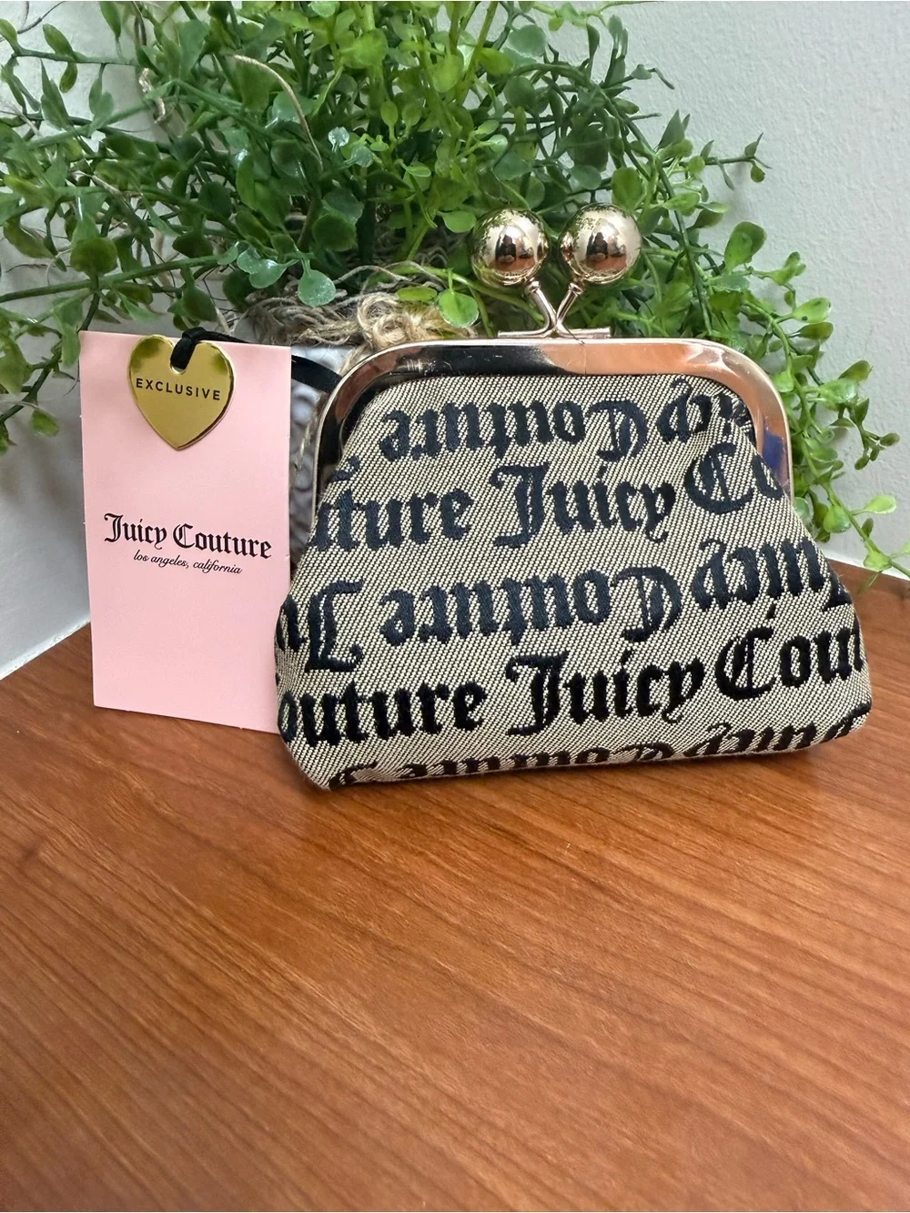 Juicy Couture Wallet Womens One Size Mini Bag Beige Kisslock Coin Purse HeartNWT